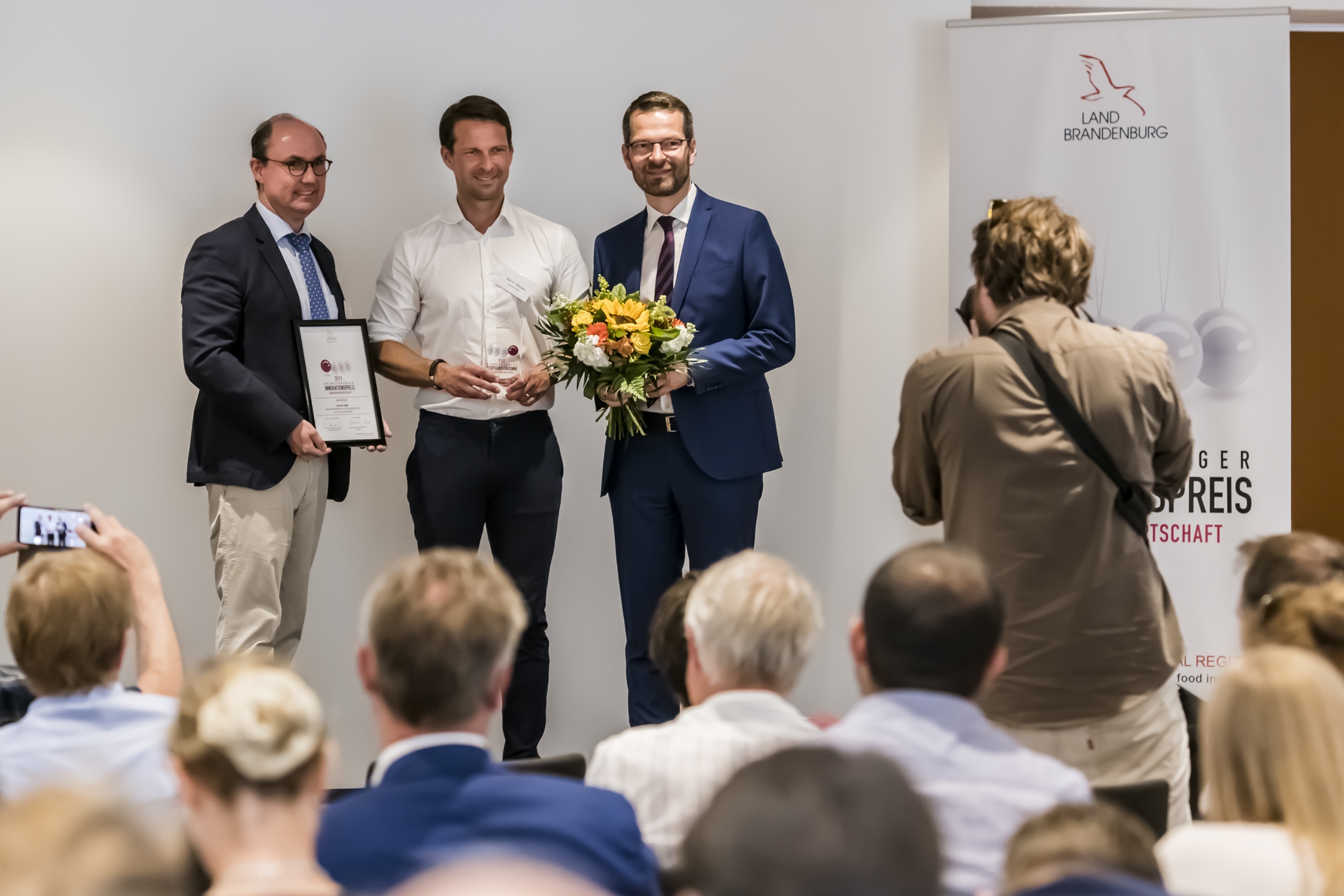 Männer bei Auszeichnung