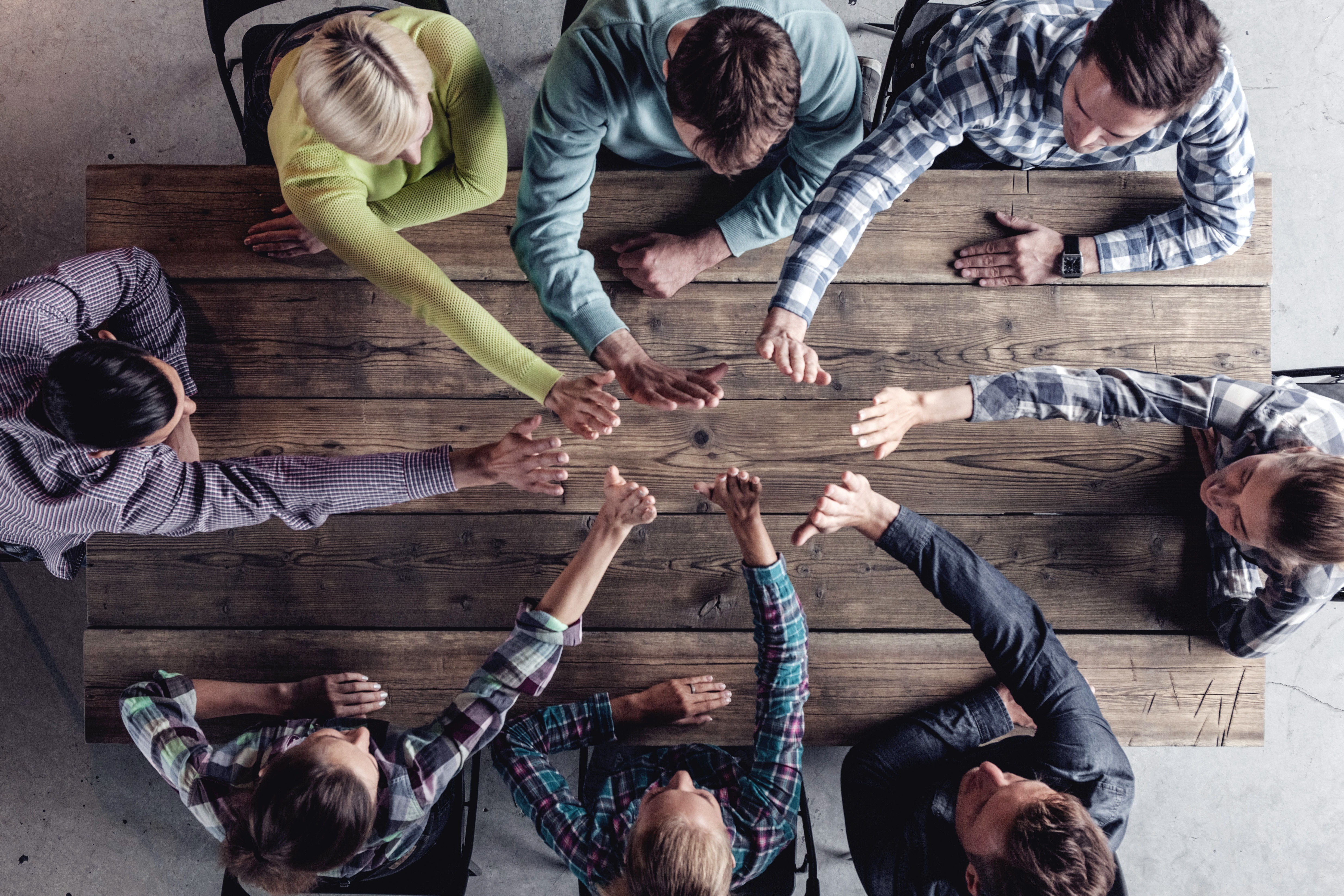 Gruppe von Menschen schlägt mit den Händen ein