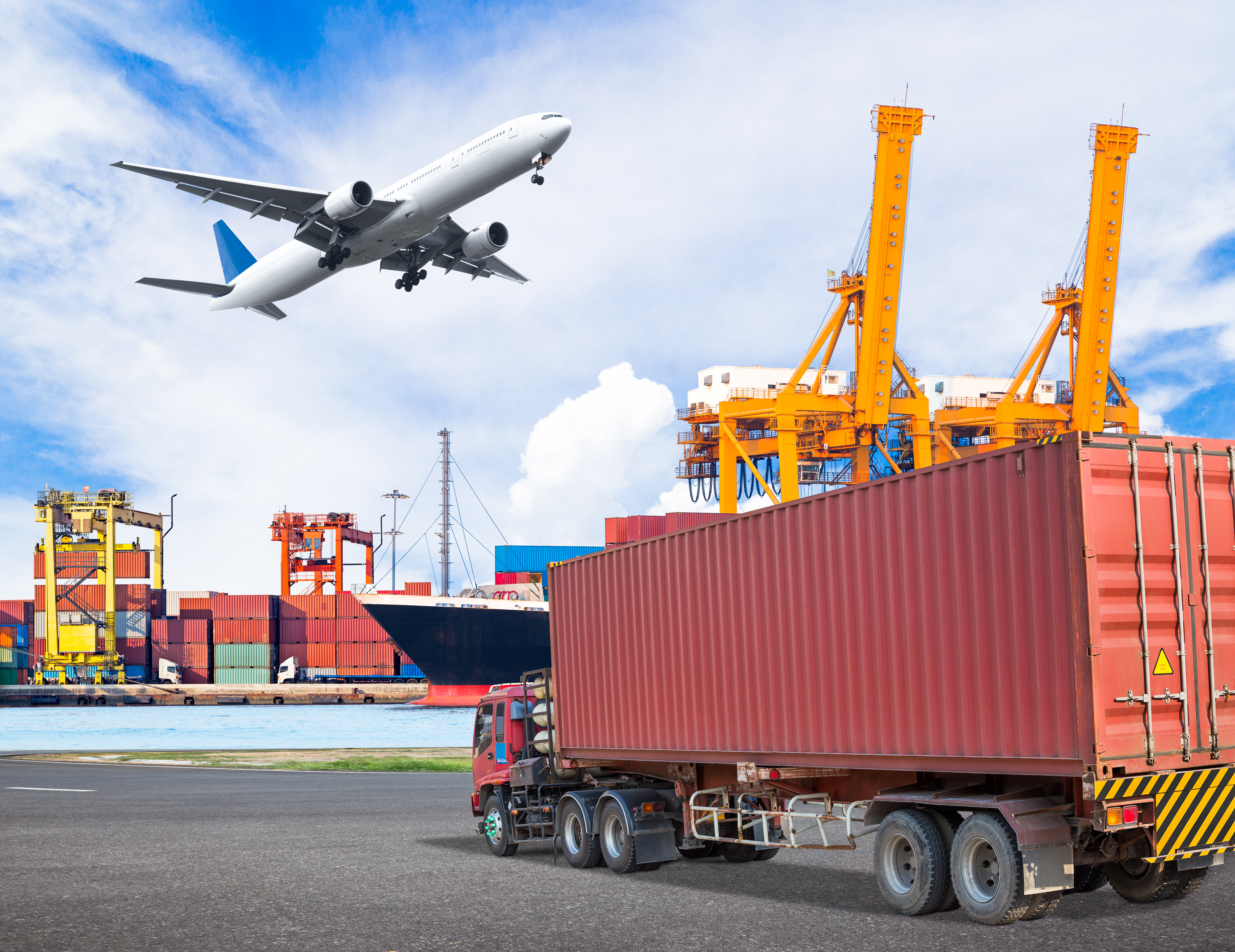 Containerhafen mit Flugzeug