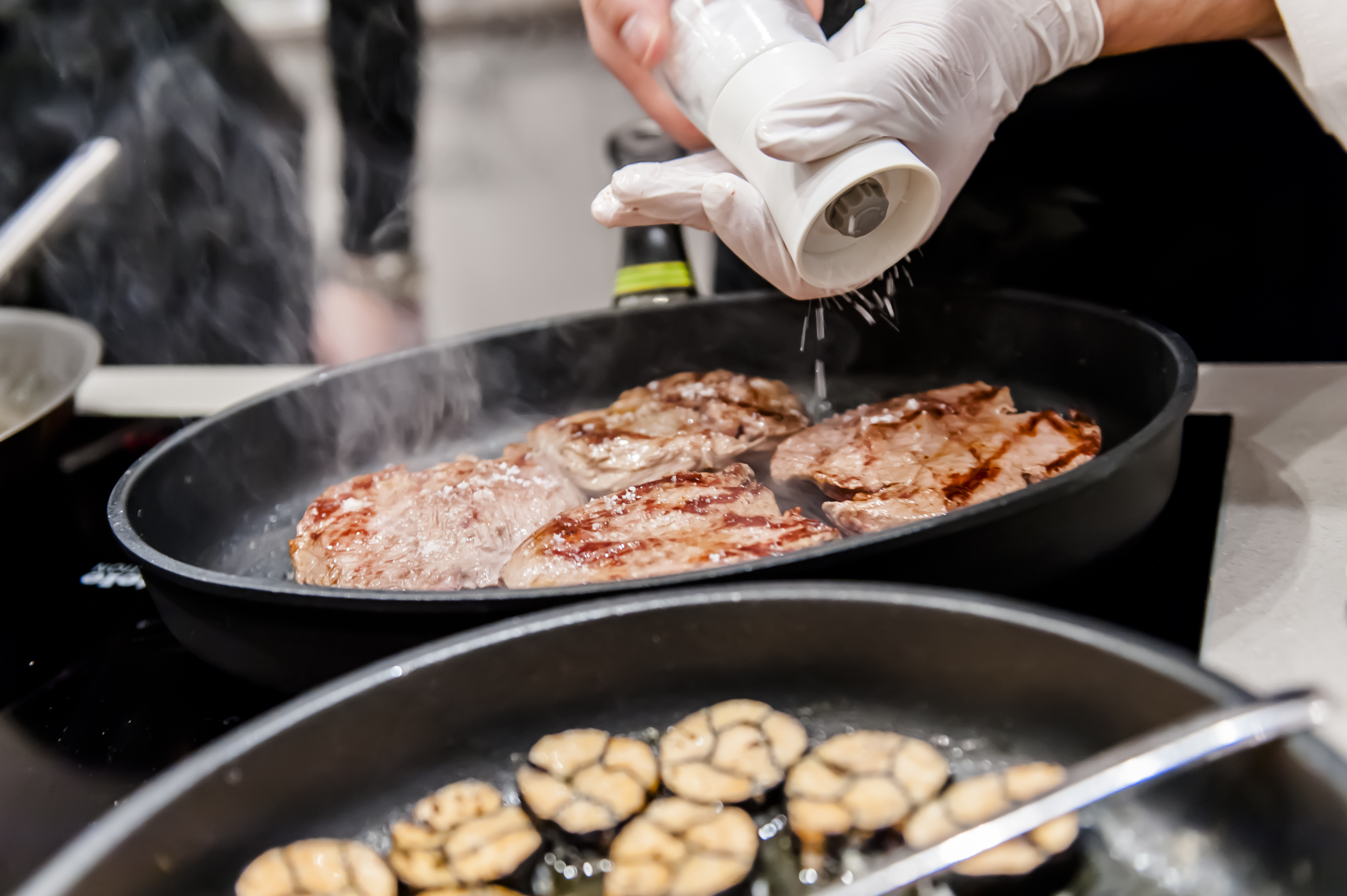 Fleisch brät in der Pfanne