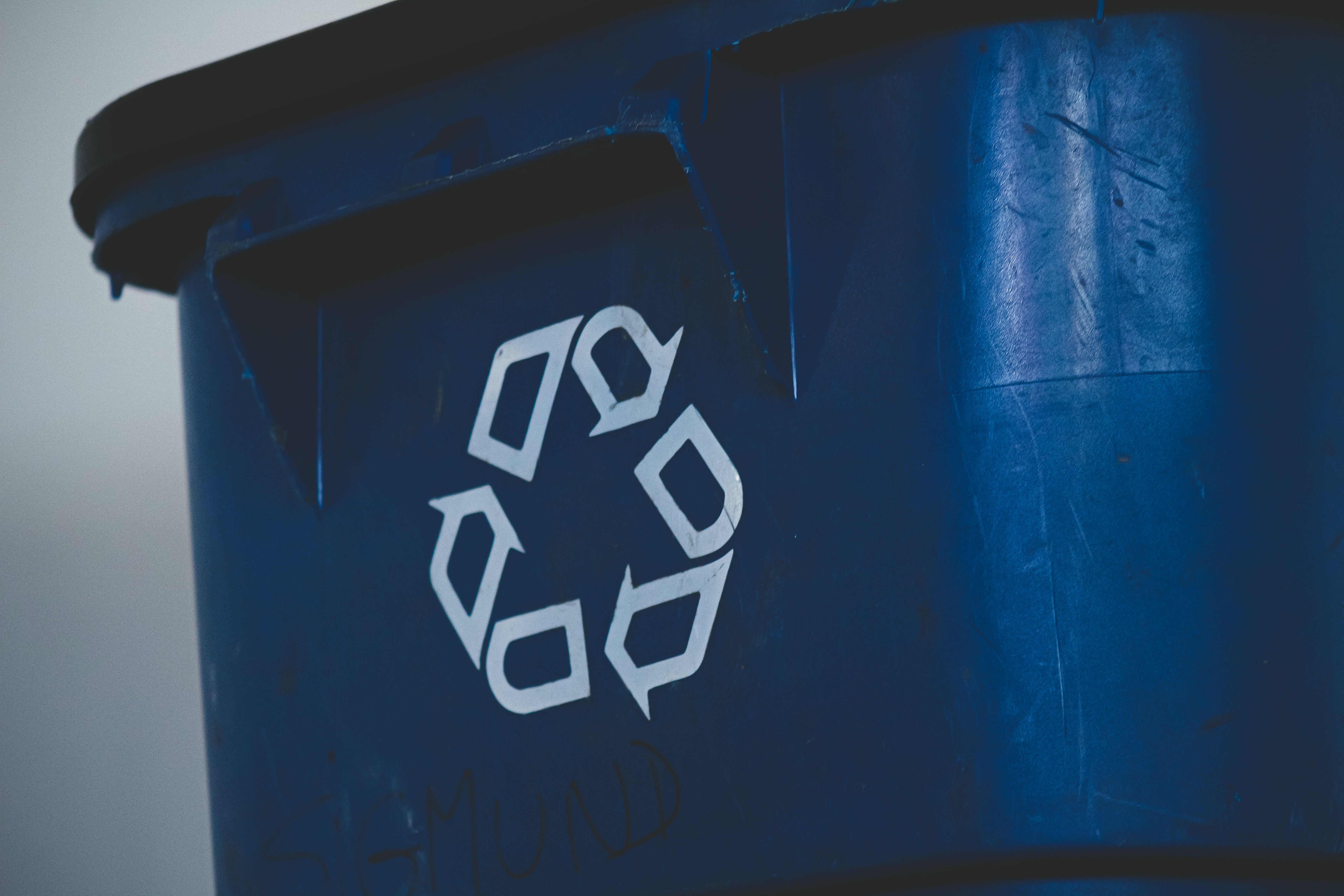Recycling Symbol auf Mülltonne