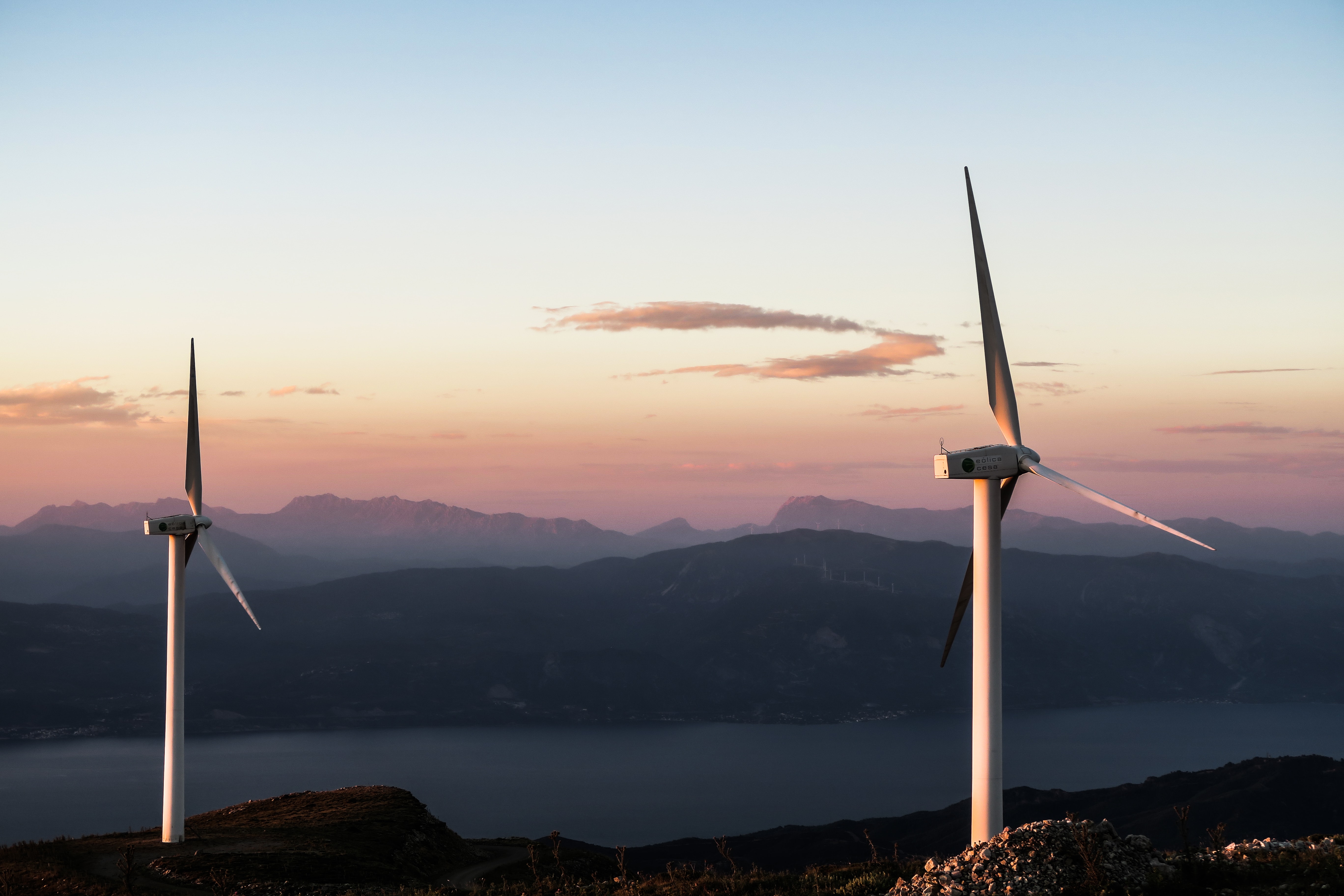 Windräder vor Sonnenuntergang