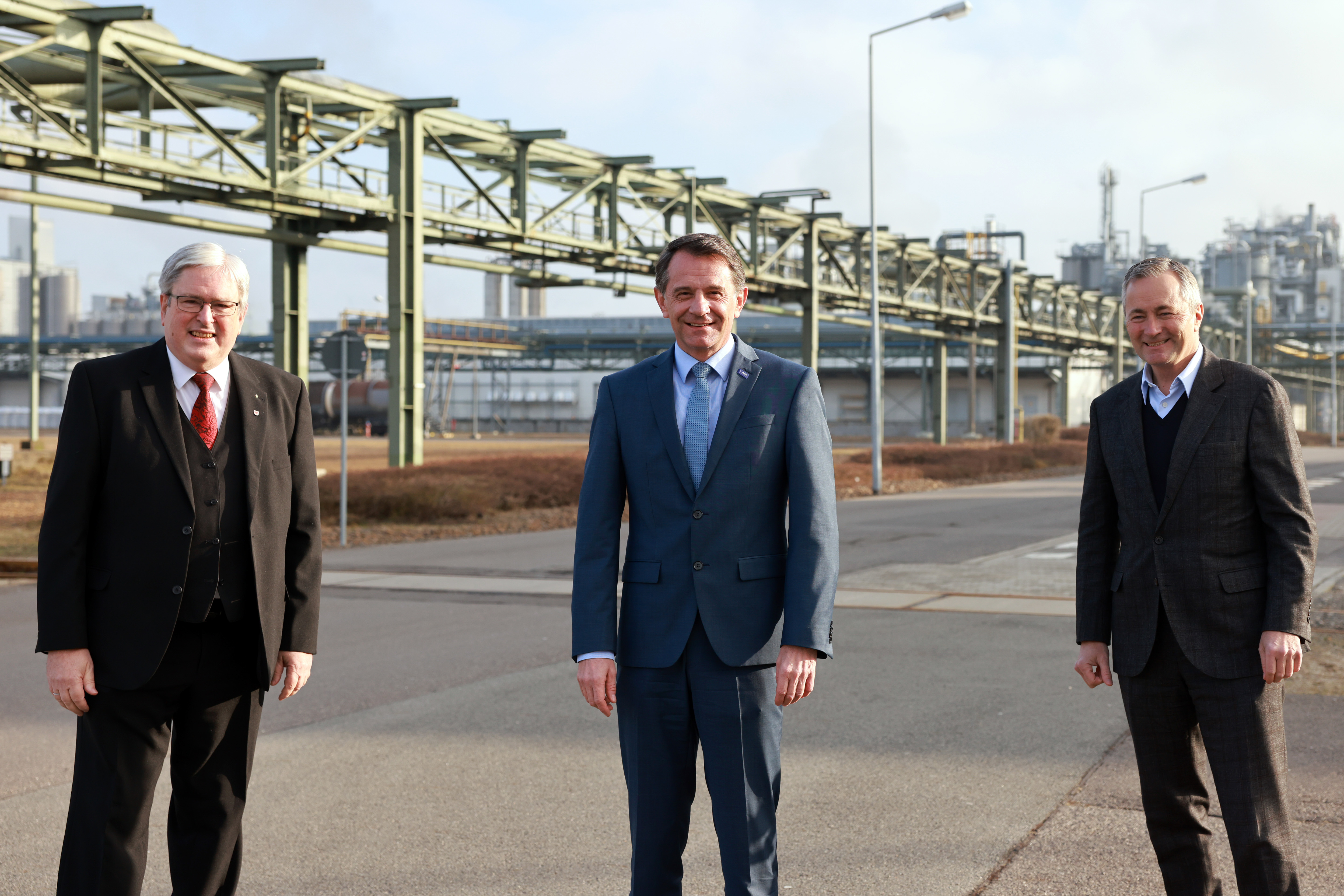 v.l.n.r.: Prof. Jörg Steinbach, Minister für Wirtschaft, Arbeit und Energie des Landes Brandenburg, Jürgen Fuchs, Vorsitzender der Geschäftsführung der BASF Schwarzheide GmbH und Hannes Ametsreiter, CEO Vodafone Deutschland