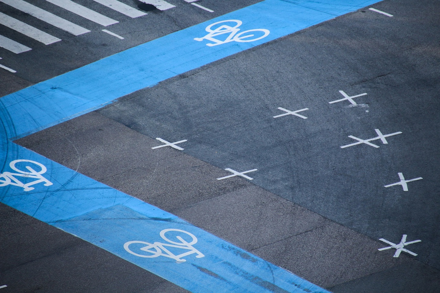 Blaue Fahrradwege auf einer Kreuzung