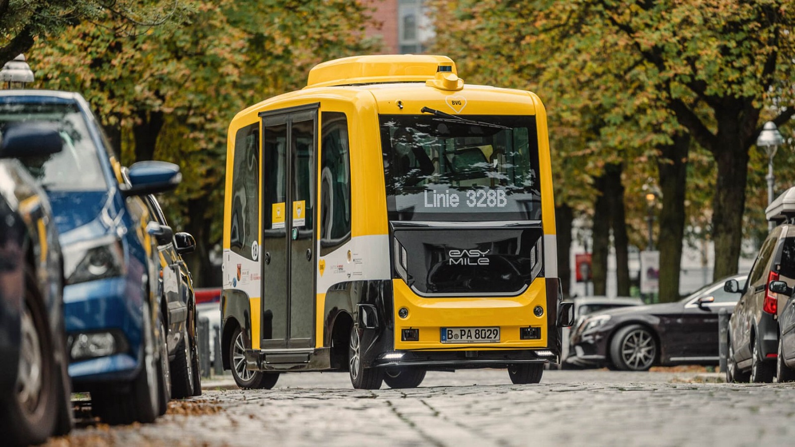 Ein autonomer Bus fährt durch die Stadt.