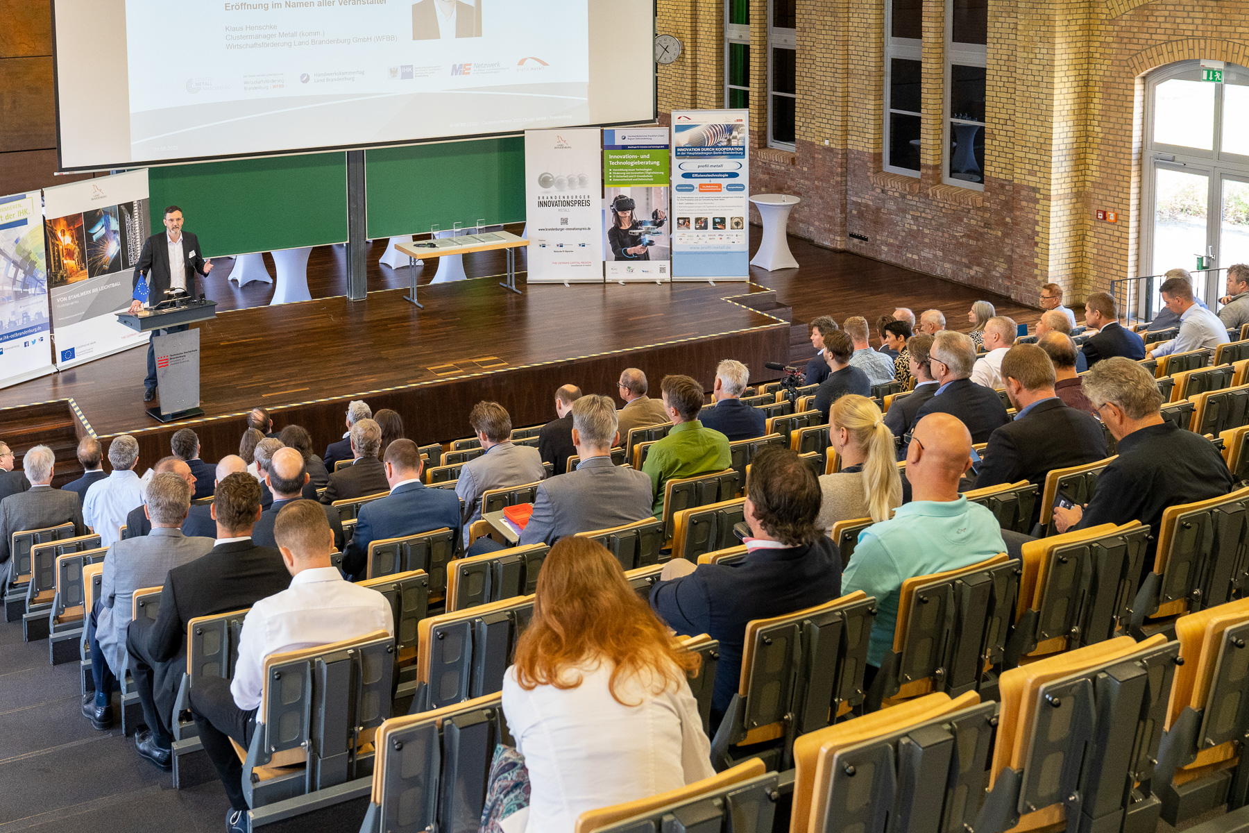 Blick auf den Konferenzsaal vom Plenum auf Podium 