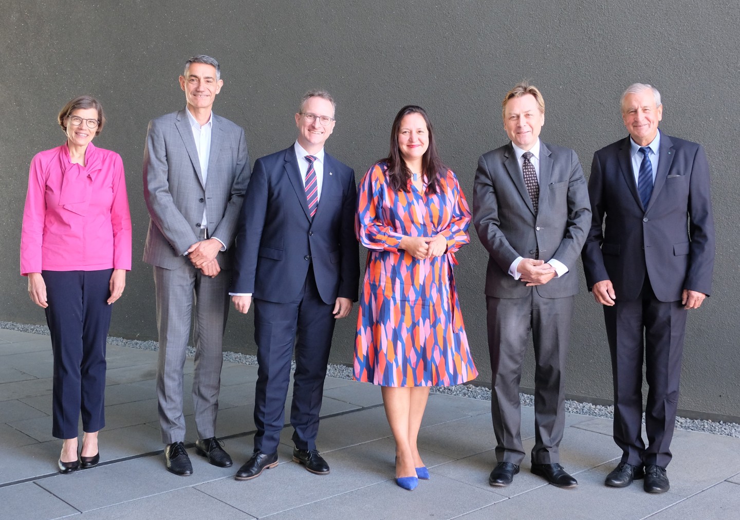 Prof. Alexander Böker (3.v.l.), Leiter des Fraunhofer IAP mit Grußwortsprechern der Festveranstaltung: Agnes von Matuschka, Geschäftsführerin Standortmanagement Golm GmbH (l.); Dr. Bernd Wohlmann, Teijin Carbon Europe GmbH (2.v.l.); Dr. Manja Schüle, Ministerin für Wissenschaft, Forschung und Kultur des Landes Brandenburg (3.v.r.); Prof. Oliver Günther, Präsident der Universität Potsdam (2.v.r.); Prof. Hans-Peter Fink, ehem. Institutsleiter Fraunhofer IAP (r.)