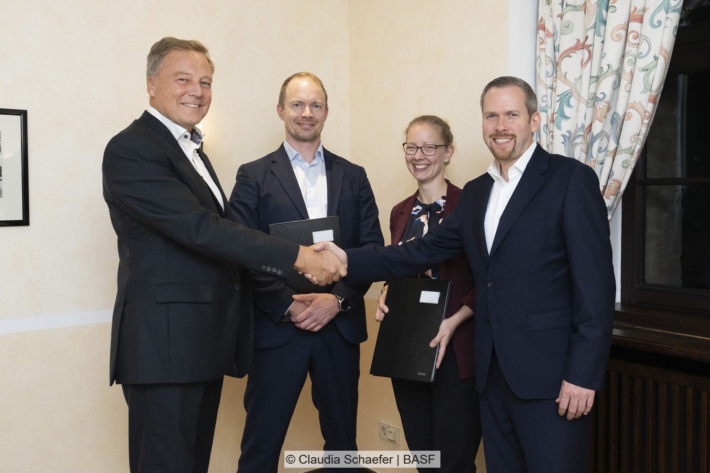 V. l. n. r.: Mats Berneblad und Marcus Martinsson, Stena Recycling Group (Sales Manager Electronics and Battery materials, Product Area Manager Batteries), und Birgit Gerke und Daniel Schönfelder, BASF (Procurement Manager Battery Recycling, President of Catalysts Division und Leiter Batteriematerialien und -recycling, BASF).