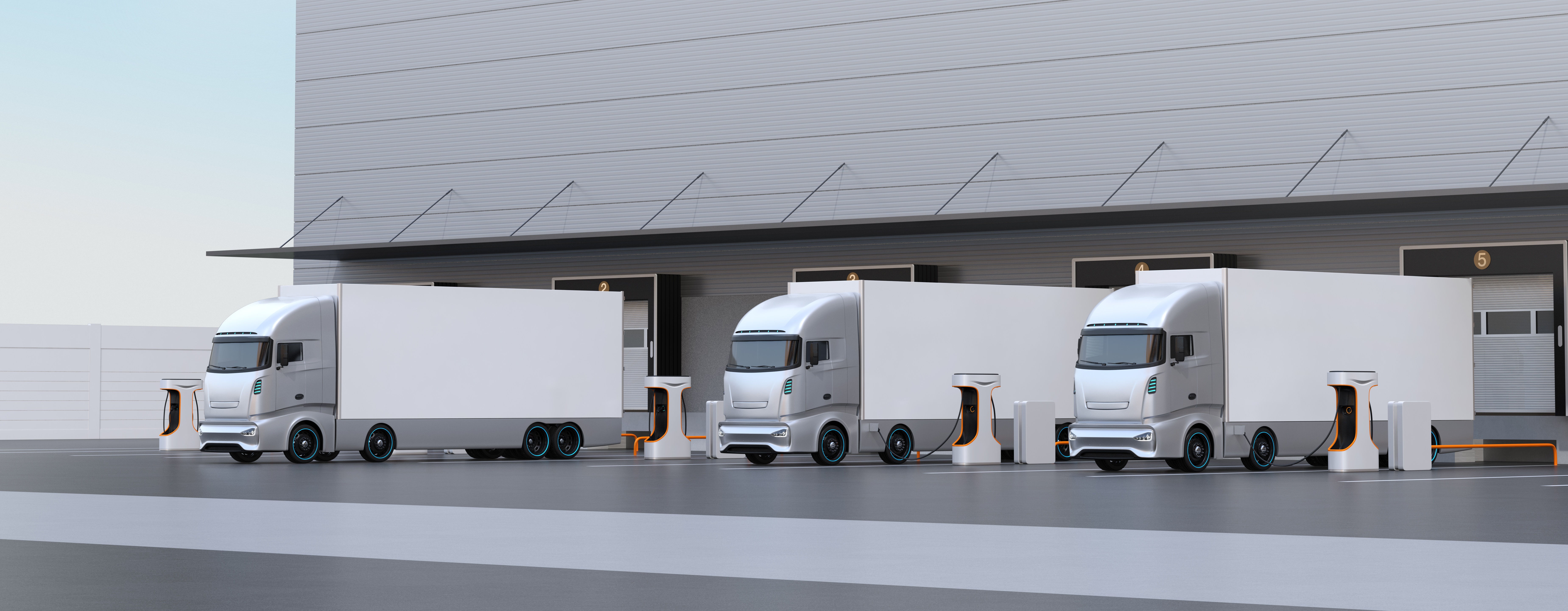 mehrere E-Lkw stehen im Depot und werden gerade geladen