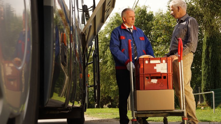 Regional products such as the cheese Uckerkaas from the farm cheese producer Wolters take the bus. | © WFBB men at the bus
