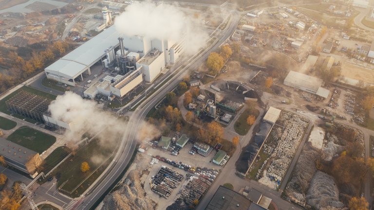 Rauchende Fabrik von oben