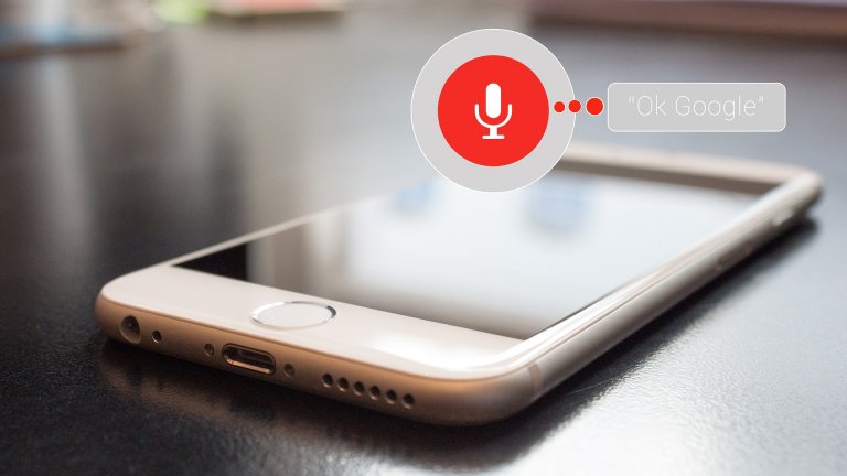 Handy mit Sprachbutton darüber schwebend