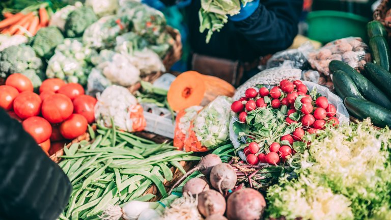 Marktstand mit Lebensmitteln