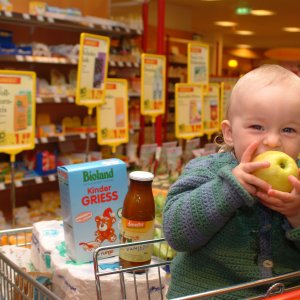Baby mit Apfel