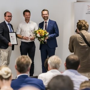 Männer bei Auszeichnung