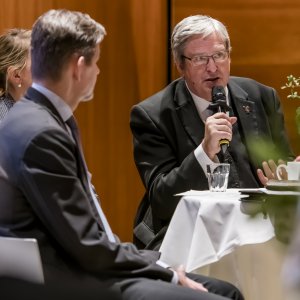 Mann im Anzug mit Mikrofon