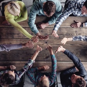 Gruppe von Menschen schlägt mit den Händen ein