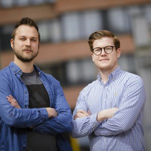 Zwei Männer mit verschränkten Armen