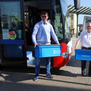 Zwei Männer halten Transportkisten (Thermosecure) in den Händen