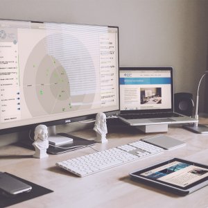 Computertisch mit Rechner und InnoHub13 InnoRadar