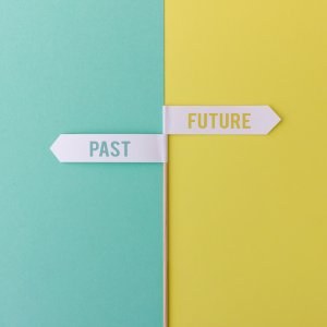 Grafik Illustration türkis-gelber Hintergrund mit weißen Fähnchen beschriftet mit Past Future