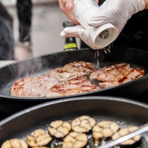 Fleisch brät in der Pfanne