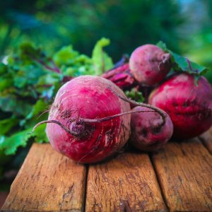 Rote Beete auf einem Holztisch