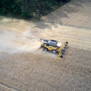 Mähdrescher aus Vogelperspektive