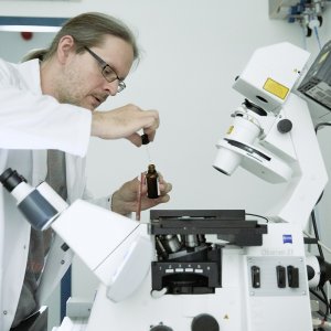 Forscher und Mikrosokop