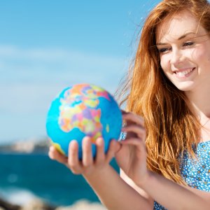 Frau mit Miniglobus