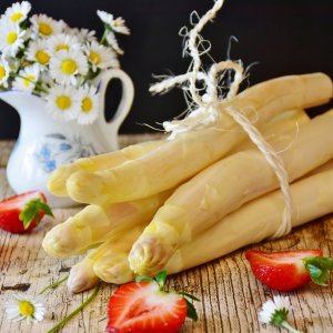 Spargel und Erdbeeren