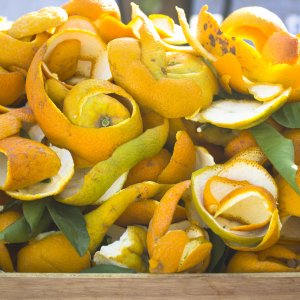 Orangen- und Zitronenschalen